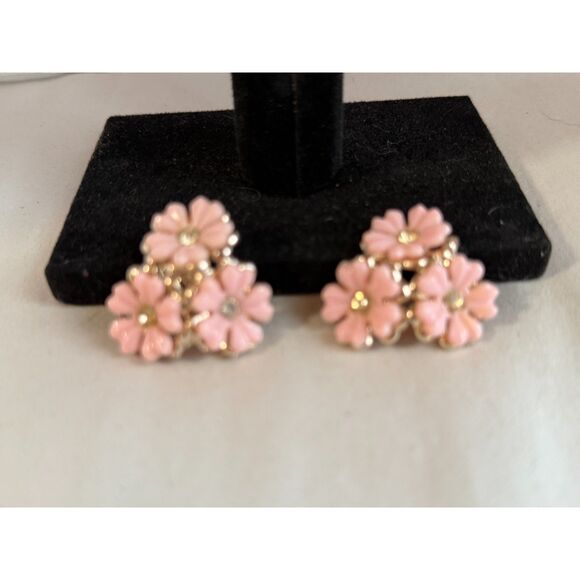 Vintage Clip On Pink Flower Earrings Goldtone Beatiful - Picture 2 of 3